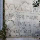 ...si trova una scritta in vernice nera protetta da una teca: Viva il Papa. Abbasso il Papa Re. Viva V.E. II al Campidoglio